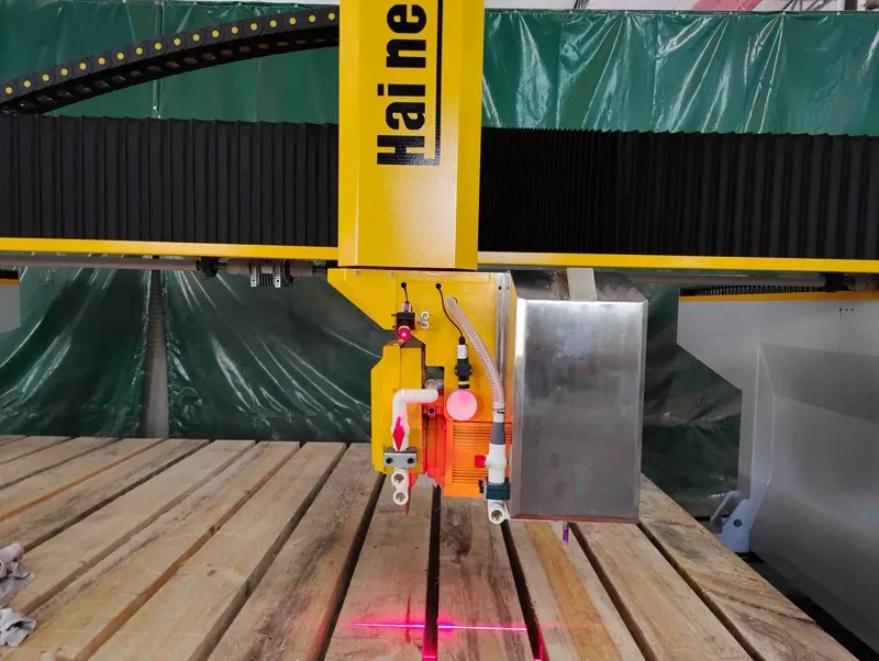 4 Eksenli CNC Köprü Testere Neden Taş İşlemede Oyunun Kurallarını Değiştiriyor?